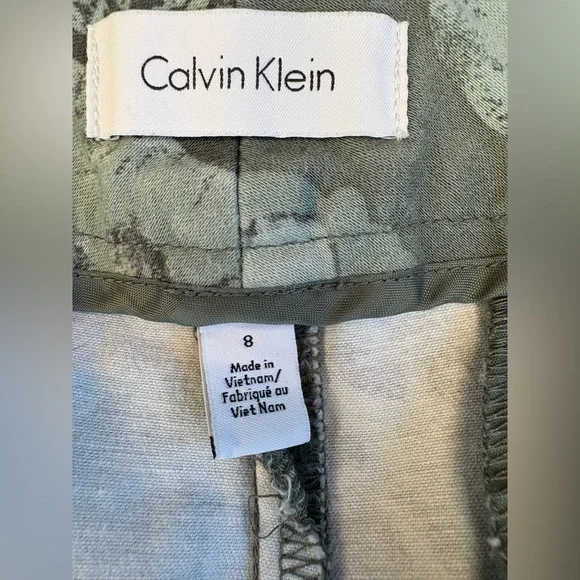 Vintage Calvin Klein Tropical Print Shorts - Size 8. - Picture 12 of 13